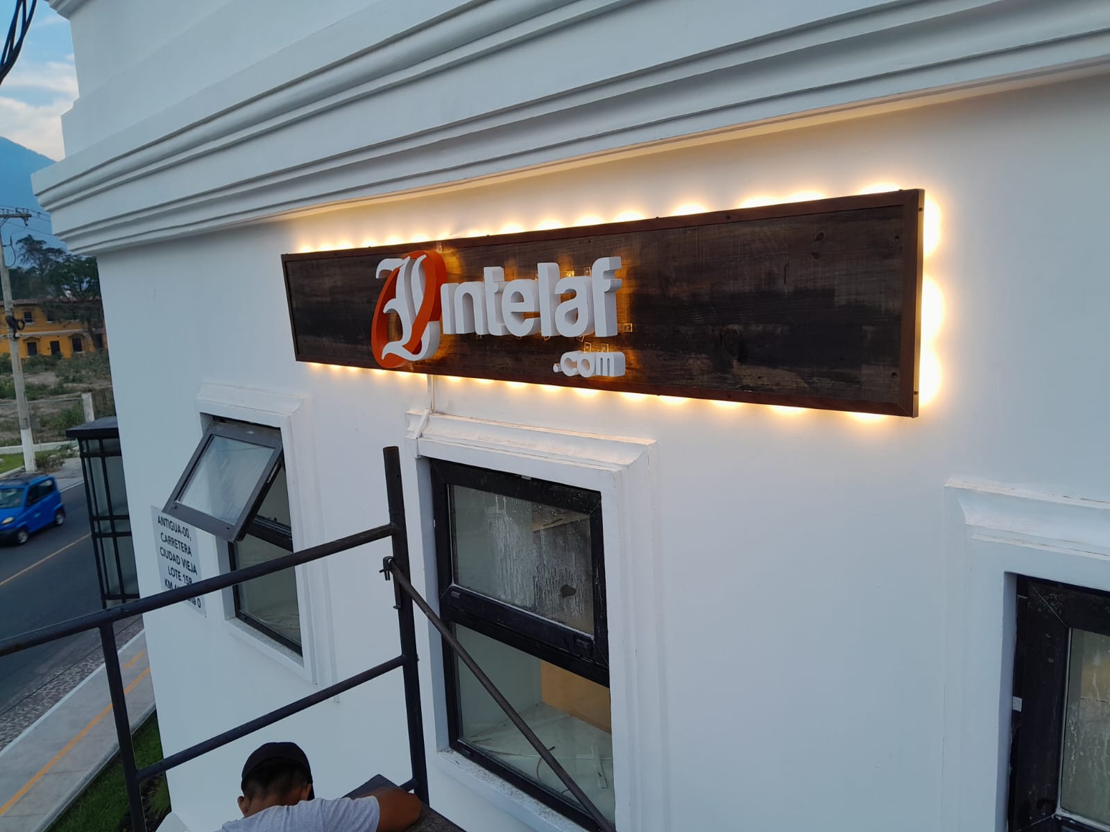 Valla publicitaria iluminada en Guatemala