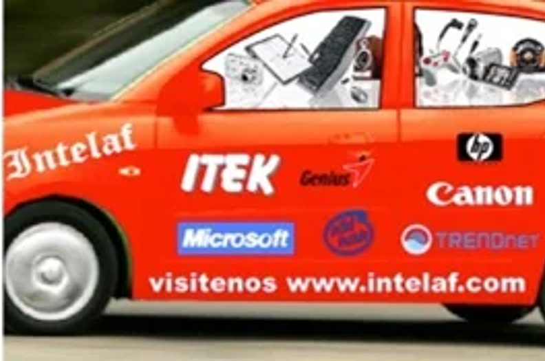 Automóvil corporativo rotulado